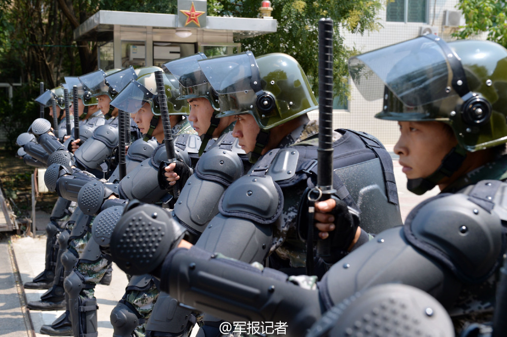 29岁周冬雨深夜收工，身材瘦小打扮低调，近百万豪车十分抢眼 